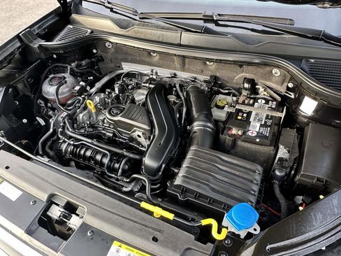 Used 2023 Volkswagen Taos SE w/ Black Wheel Package image 9