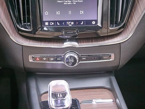 Certified 2023 Volvo XC60 B5 Ultimate w/ Protection Package Premier image 27