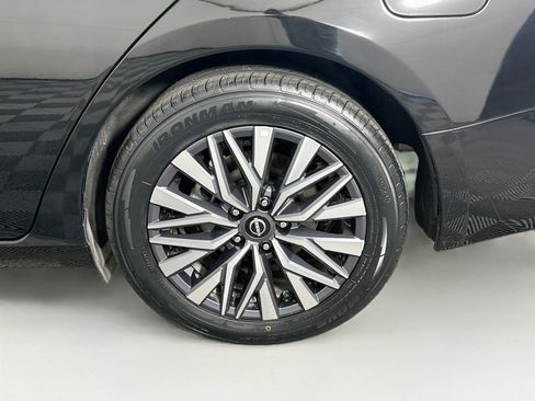 Used 2025 Nissan Altima 2.5 SV FWD image 11