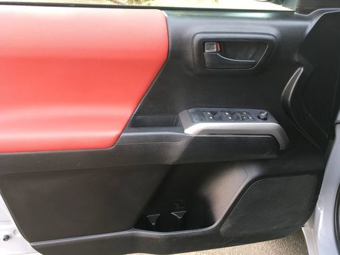 Used 2021 Toyota Tacoma SR5 AWD/4WD image 20