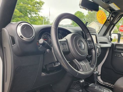 Used 2015 Jeep Wrangler Unlimited Sahara w/ Dual Top Group AWD/4WD image 14
