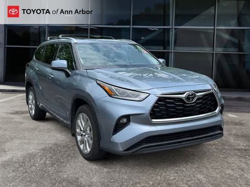 Used 2023 Toyota Highlander Limited AWD/4WD image 1
