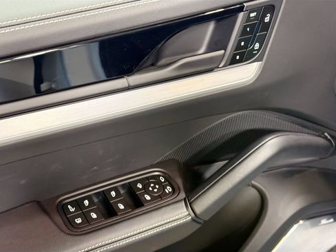 Used 2025 Porsche Cayenne Turbo AWD/4WD image 25