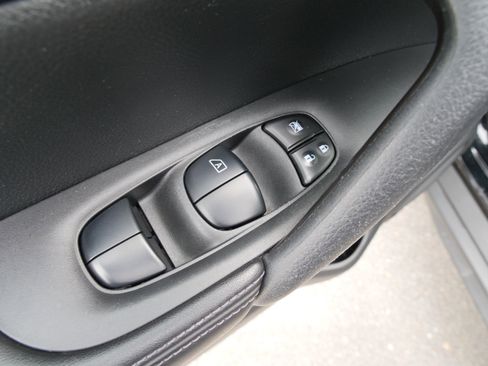 Used 2020 Nissan Rogue S image 17