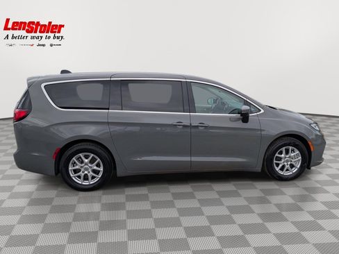 Used 2023 Chrysler Pacifica Touring-L FWD image 6