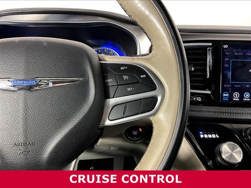 Used 2018 Chrysler Pacifica Limited w/ Tire & Wheel Group FWD image 12