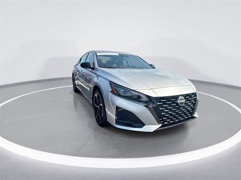 Used 2024 Nissan Altima 2.5 SR image 2