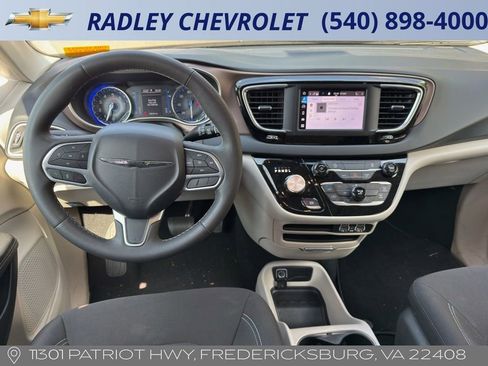 Used 2023 Chrysler Voyager LX FWD image 8