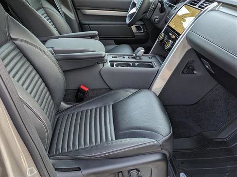 New 2024 Land Rover Discovery Dynamic SE image 18