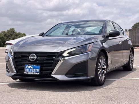 Used 2024 Nissan Altima 2.5 SV FWD image 11