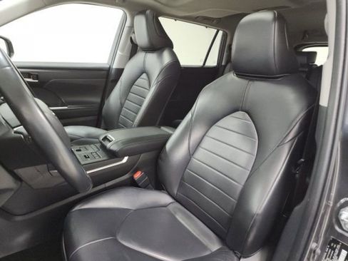 Used 2022 Toyota Highlander XLE AWD/4WD image 24