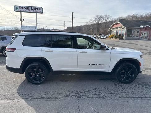 Used 2022 Jeep Grand Cherokee L Laredo image 2