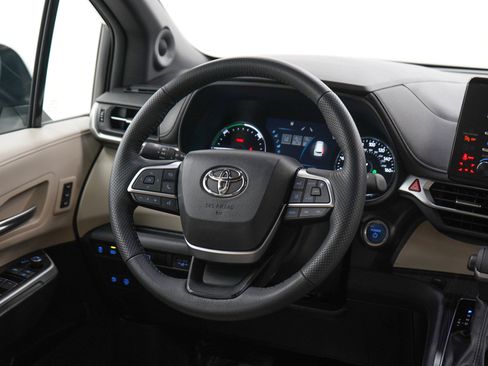 Used 2024 Toyota Sienna Limited AWD/4WD image 15