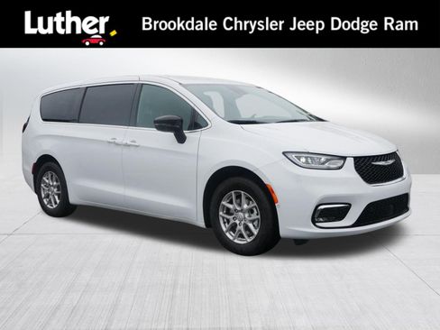 New 2026 Chrysler Pacifica Select image 1