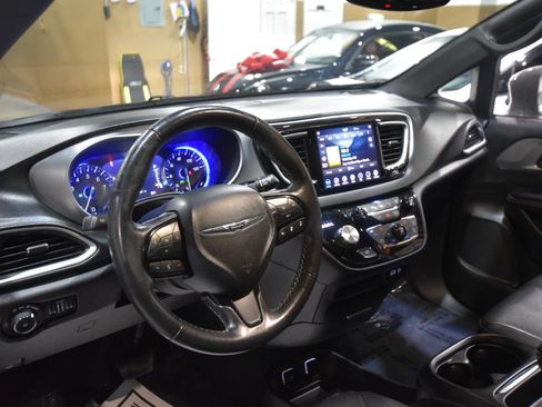 Used 2020 Chrysler Pacifica Touring-L w/ Advanced Safetytec Group image 14