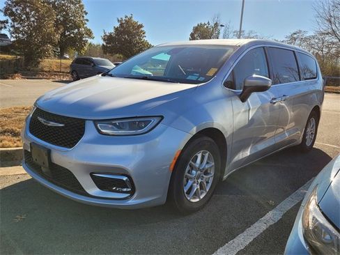 Used 2023 Chrysler Pacifica Touring-L image 10