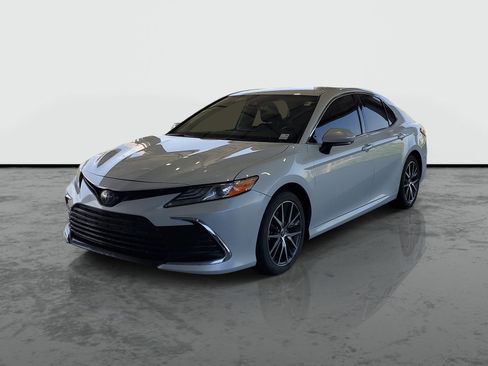 Used 2022 Toyota Camry XLE FWD image 4