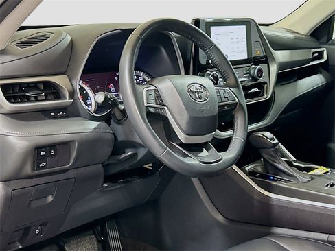 Used 2023 Toyota Highlander XLE image 7
