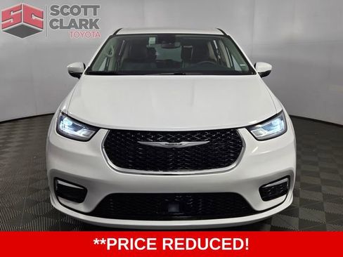 Used 2023 Chrysler Pacifica Touring-L FWD image 2