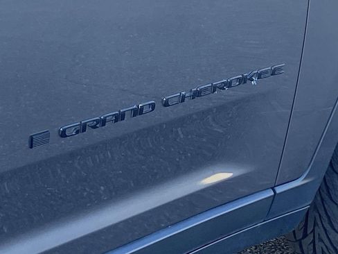 Used 2023 Jeep Grand Cherokee L Laredo image 32