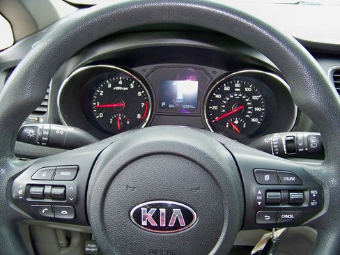 Used 2020 Kia Sedona LX FWD image 21