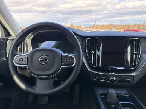 Used 2025 Volvo XC60 B5 Core image 9