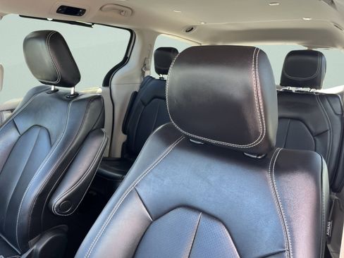 Used 2024 Chrysler Pacifica Touring-L FWD image 14