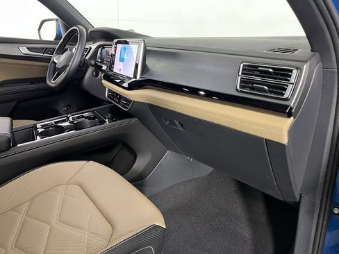 Used 2024 Volkswagen Atlas Cross Sport SE image 32