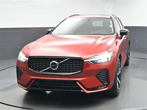 Used 2023 Volvo XC60 B5 Ultimate w/ Climate Package image 3