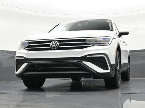Used 2024 Volkswagen Tiguan SE image 30