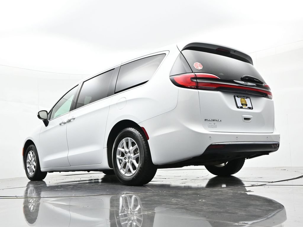 Used 2023 Chrysler Pacifica Touring-L FWD image 26