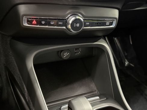 Used 2022 Volvo XC40 T4 Momentum FWD image 21