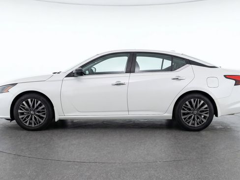 Used 2025 Nissan Altima 2.5 SV FWD image 4