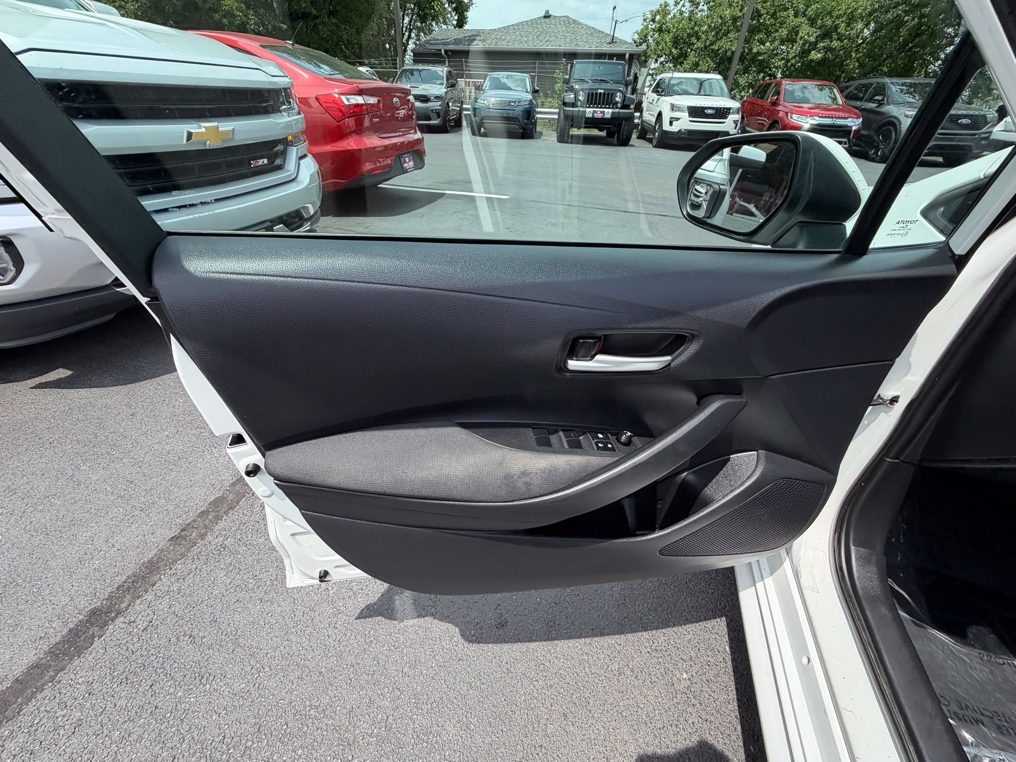 Used 2021 Toyota Corolla LE FWD image 14