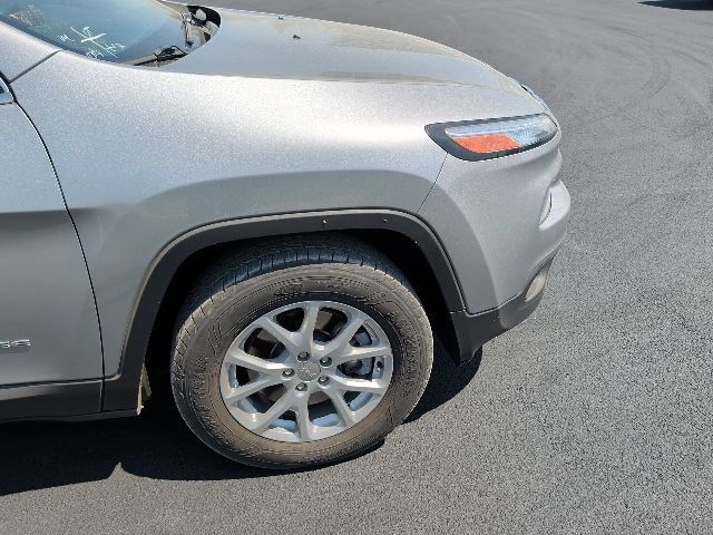 Used 2016 Jeep Cherokee Latitude AWD/4WD image 19