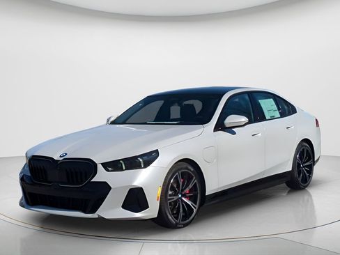 New 2026 BMW 550e xDrive w/ Premium Package image 1