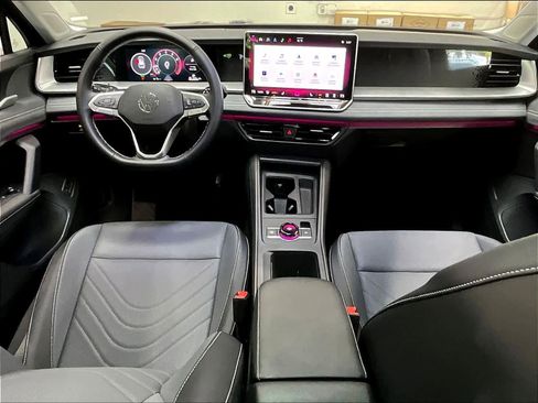 Used 2025 Volkswagen Tiguan SE w/ Panoramic Sunroof Package image 16