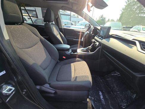 Used 2019 Toyota RAV4 XLE w/ Carpet Mat Package AWD/4WD image 11