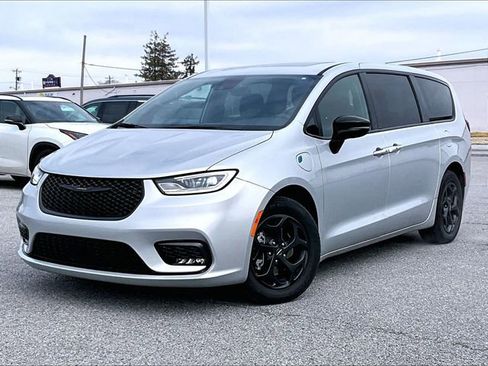 Used 2023 Chrysler Pacifica Limited w/ S Appearance Package image 2