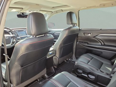 Used 2019 Toyota Highlander SE FWD image 22