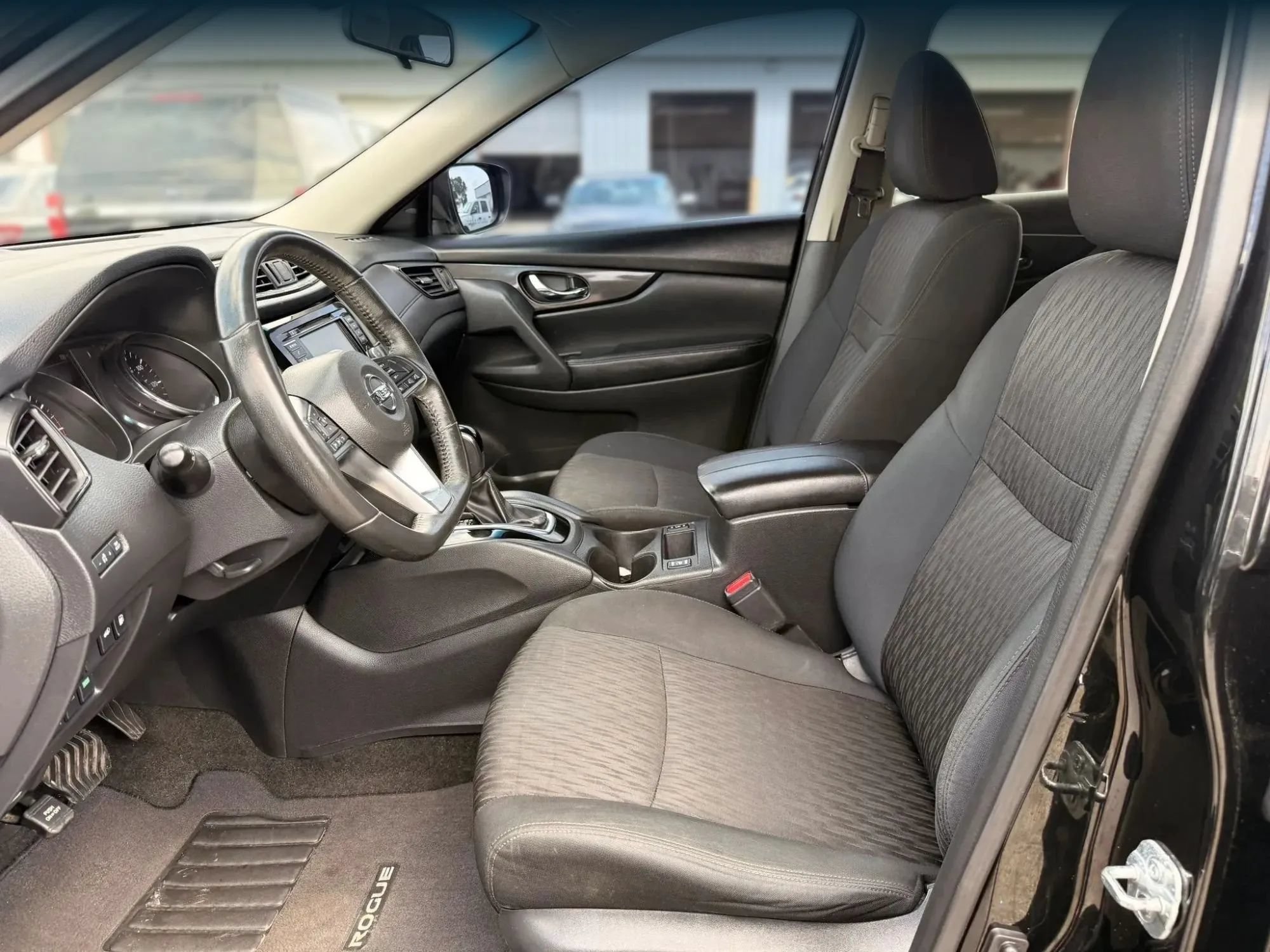 Used 2018 Nissan Rogue SV AWD/4WD image 2