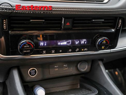 Used 2022 Nissan Rogue SV AWD/4WD image 19