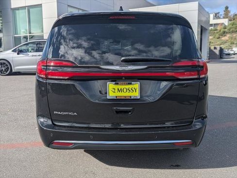 Certified 2023 Chrysler Pacifica Touring-L image 5