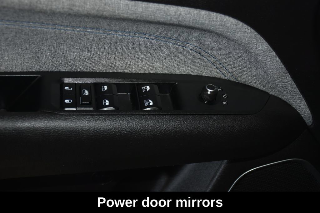 Used 2025 Jeep Compass Latitude w/ Sun & Sound Group AWD/4WD image 29