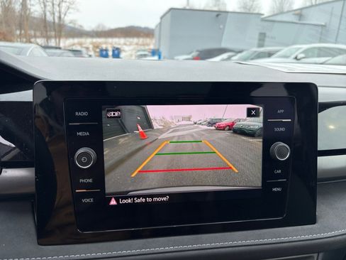 Used 2025 Volkswagen Taos SE image 19