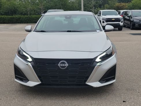 Used 2023 Nissan Altima 2.5 SV image 2