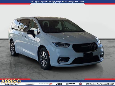 Certified 2024 Chrysler Pacifica Limited FWD image 1