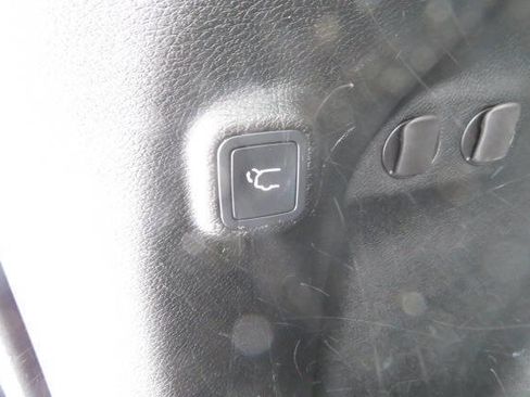 Used 2019 Jeep Cherokee Limited image 11