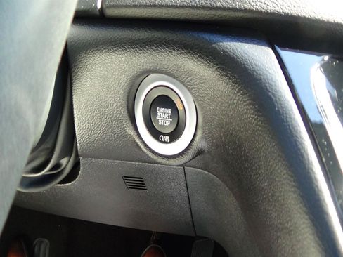 Certified 2025 Chrysler Pacifica Select FWD image 28