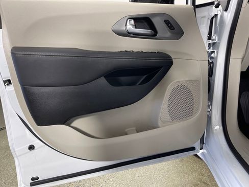 Used 2024 Chrysler Pacifica Touring-L image 17